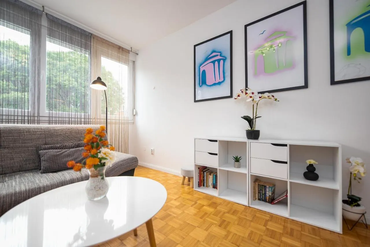 Apartment 12 O'Clock Ζαντάρ