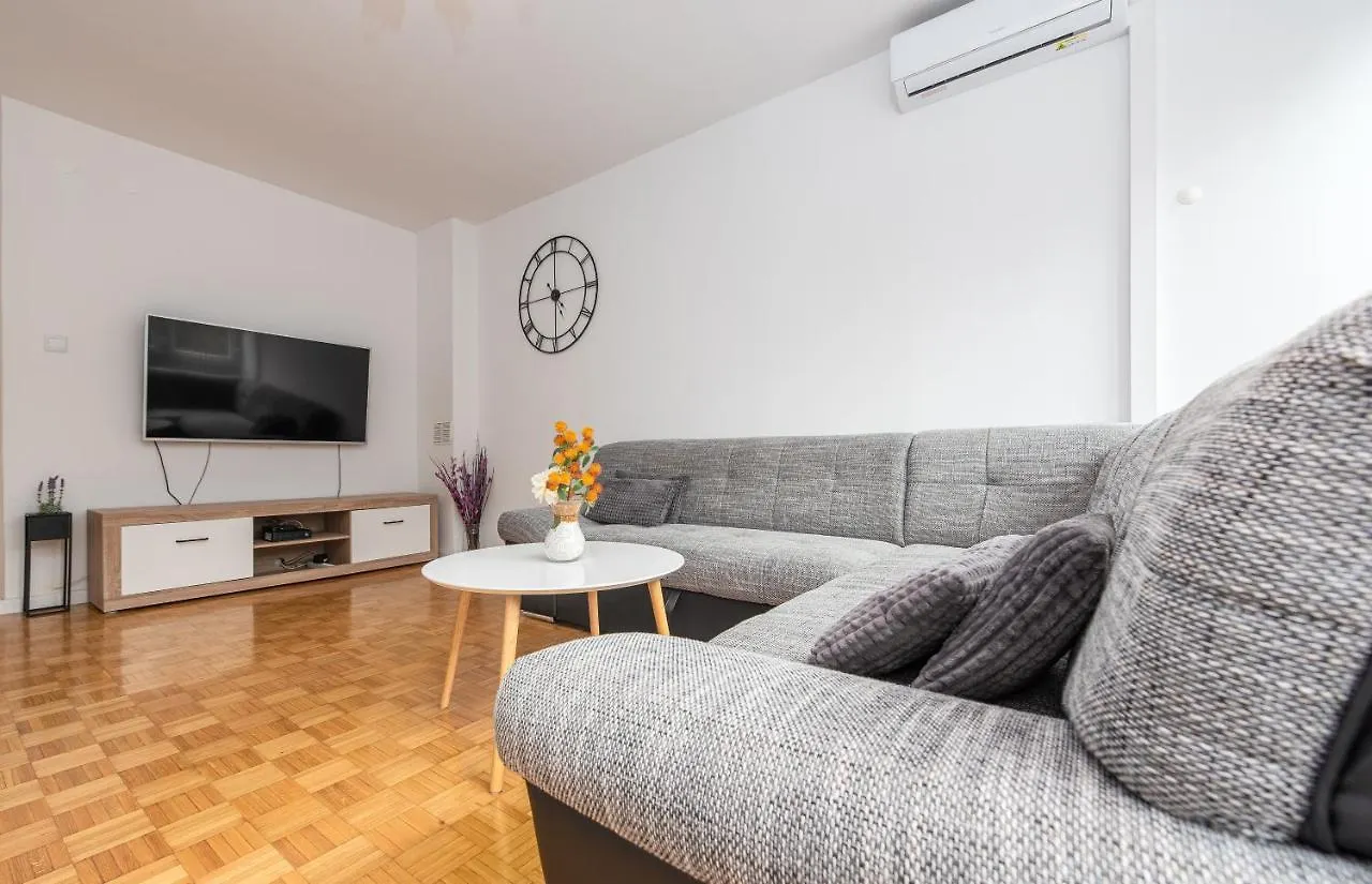 Apartment 12 O'Clock Ζαντάρ