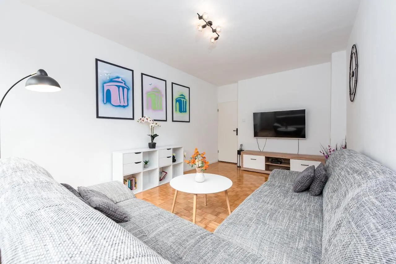Apartment 12 O'Clock Ζαντάρ