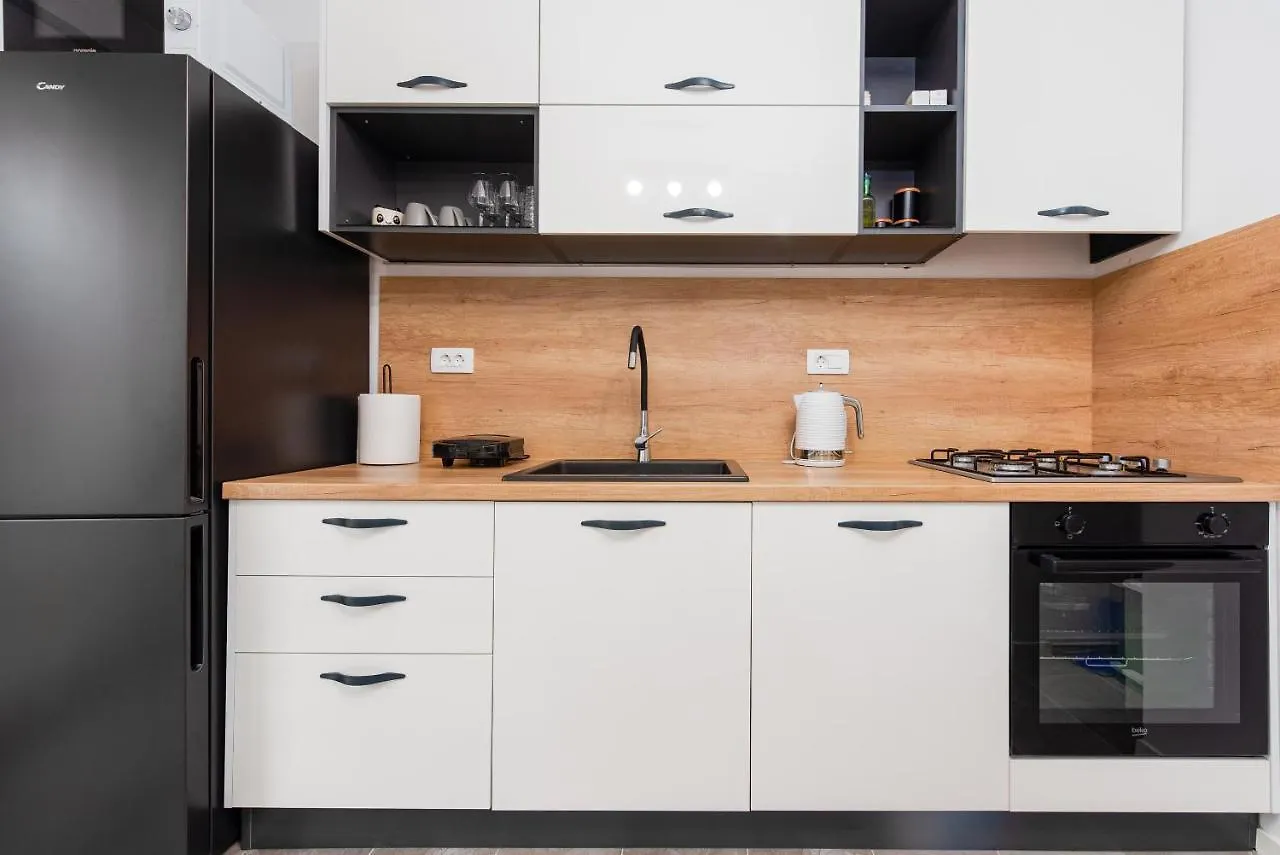 Apartment 12 O'Clock Ζαντάρ