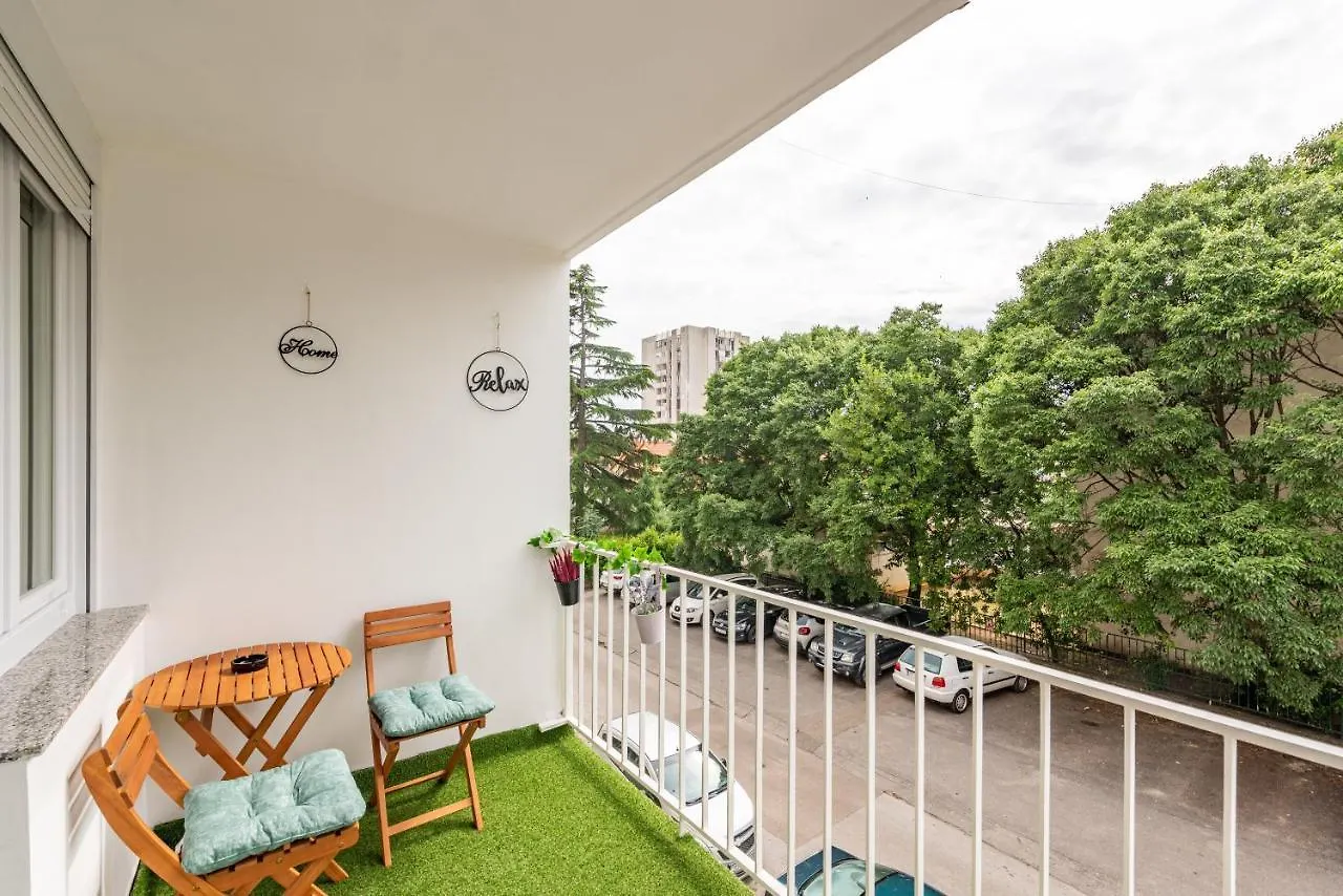 Apartment 12 O'Clock Ζαντάρ