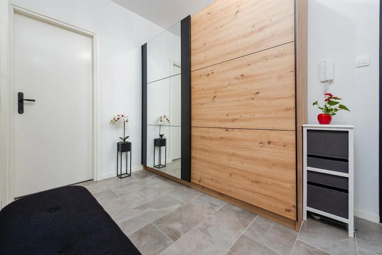 Apartment 12 O'Clock Ζαντάρ